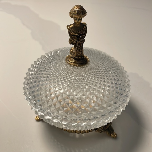 Stylebuilt Vintage powder room set: Matson 
Ormolu
Chalkware
Victorian - Picture 6 of 9